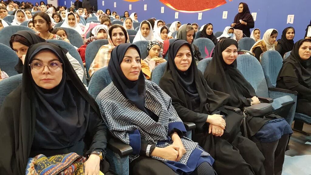 1368425-1 آیین تجلیل از اعضای کتابخوان کانون کرمانشاه برگزار شد