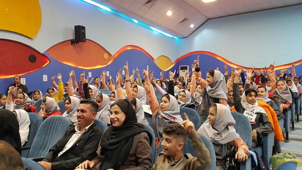 1368429-1 آیین تجلیل از اعضای کتابخوان کانون کرمانشاه برگزار شد