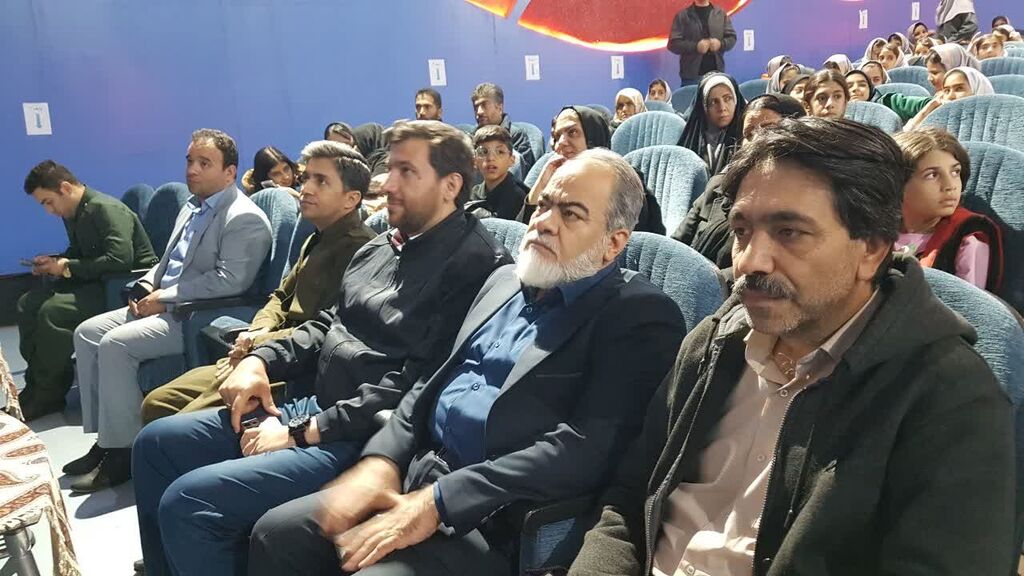 1368436-1 آیین تجلیل از اعضای کتابخوان کانون کرمانشاه برگزار شد