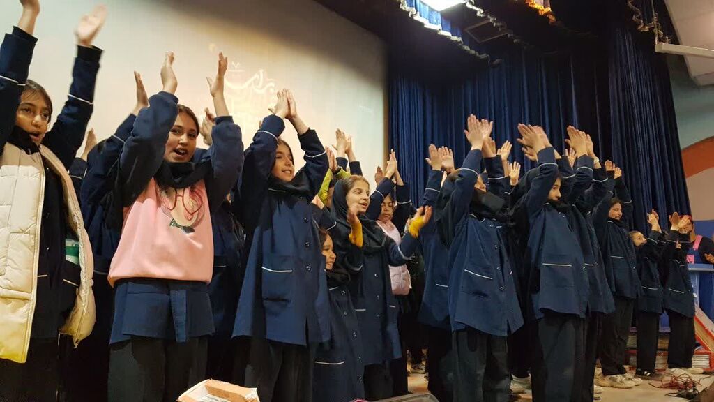 1368440-1 آیین تجلیل از اعضای کتابخوان کانون کرمانشاه برگزار شد