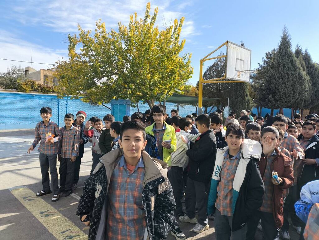 1368497-1 روزی که کتابخانه سیار کانون، امید را به کلاسهای دبستان آورد