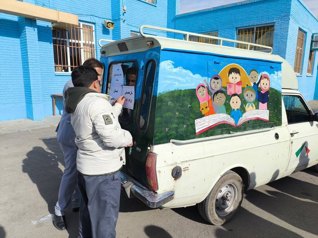 1368499-1 روزی که کتابخانه سیار کانون، امید را به کلاسهای دبستان آورد