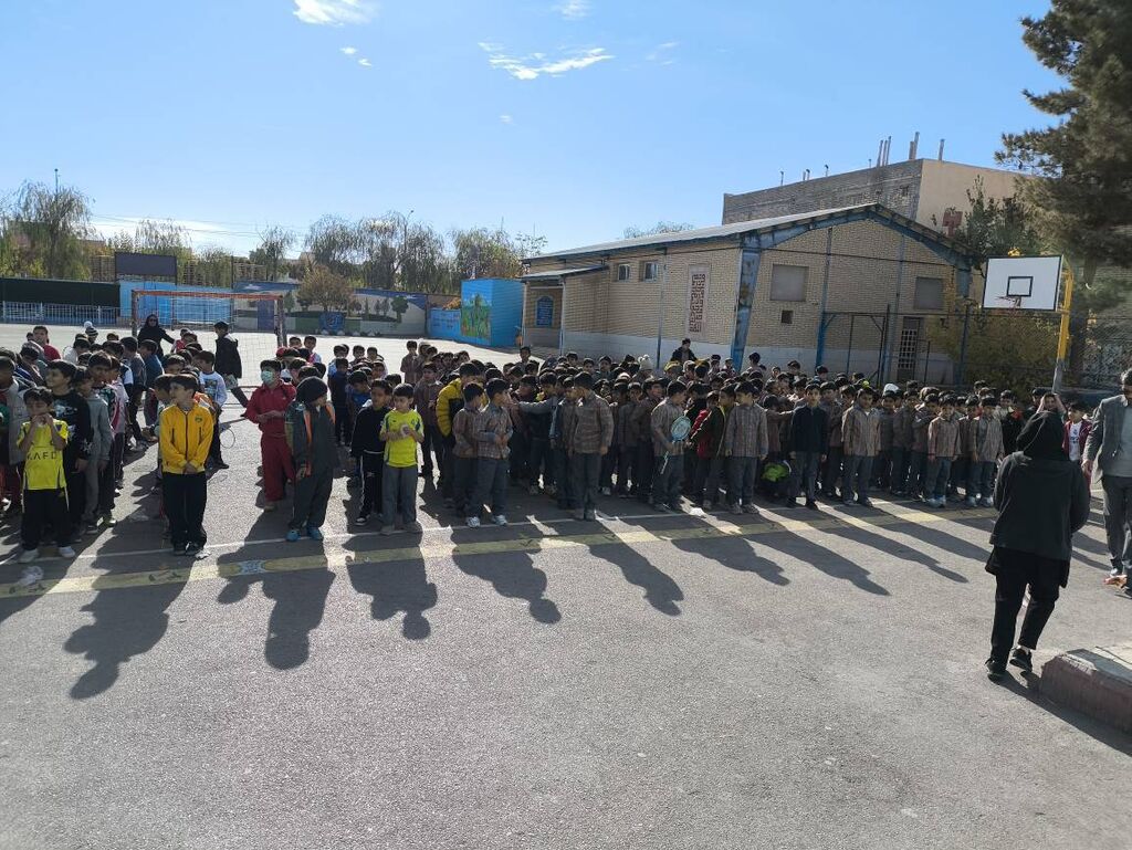 1368501-1 روزی که کتابخانه سیار کانون، امید را به کلاسهای دبستان آورد