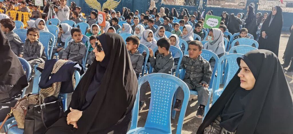 1368510-1 همزمان با روز کتابخوانی از مربی کتابخانه پستی نیشابور تقدیر شد