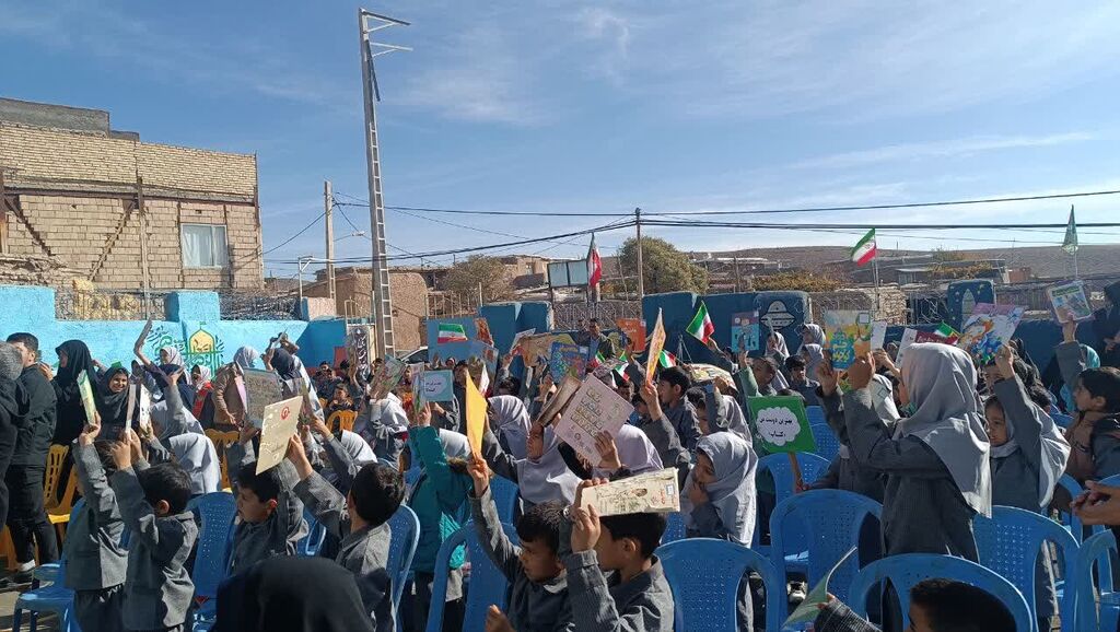 1368511-1 همزمان با روز کتابخوانی از مربی کتابخانه پستی نیشابور تقدیر شد