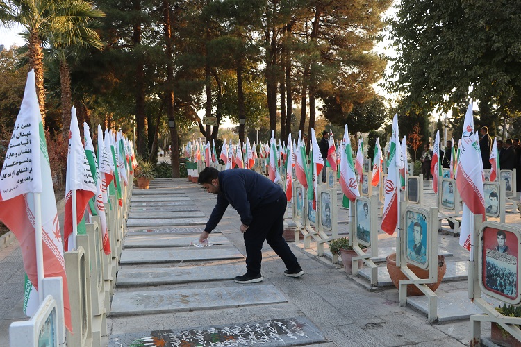 1368520-1 ادای احترام مدیرکل، کارکنان و کارشناسان ستادی کانون استان اصفهان به مقام شامخ شهدا