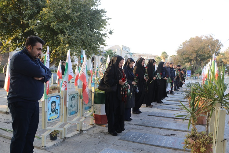 1368521-1 ادای احترام مدیرکل، کارکنان و کارشناسان ستادی کانون استان اصفهان به مقام شامخ شهدا