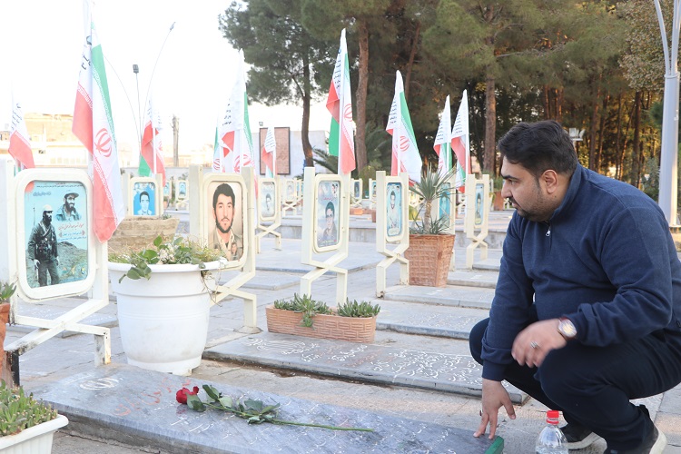 1368522-1 ادای احترام مدیرکل، کارکنان و کارشناسان ستادی کانون استان اصفهان به مقام شامخ شهدا