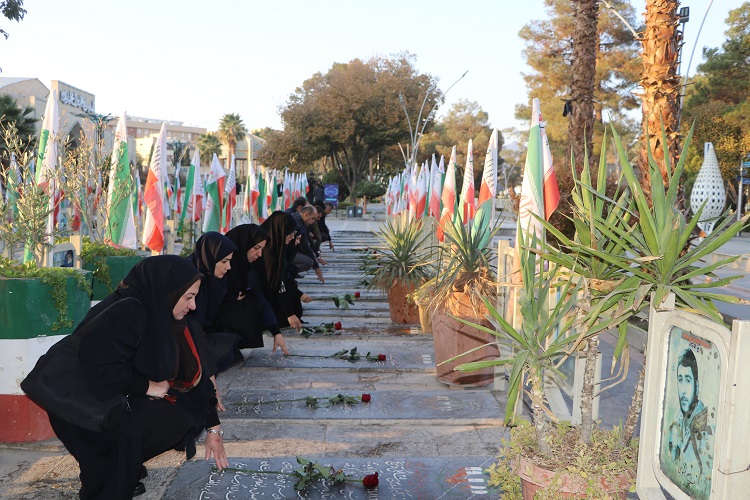 1368523-1 ادای احترام مدیرکل، کارکنان و کارشناسان ستادی کانون استان اصفهان به مقام شامخ شهدا