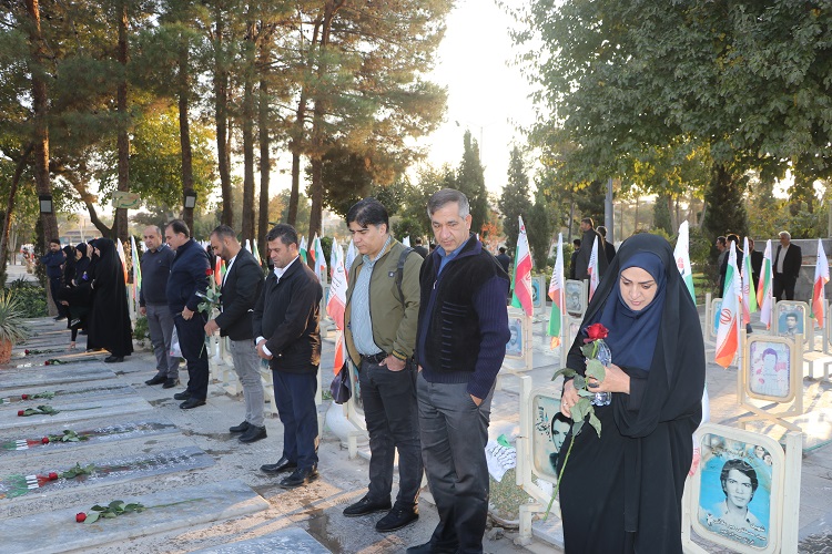 1368524-1 ادای احترام مدیرکل، کارکنان و کارشناسان ستادی کانون استان اصفهان به مقام شامخ شهدا
