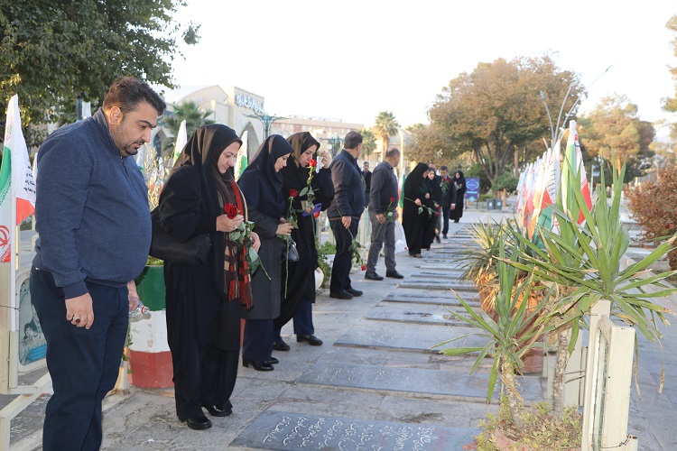 1368525-1 ادای احترام مدیرکل، کارکنان و کارشناسان ستادی کانون استان اصفهان به مقام شامخ شهدا