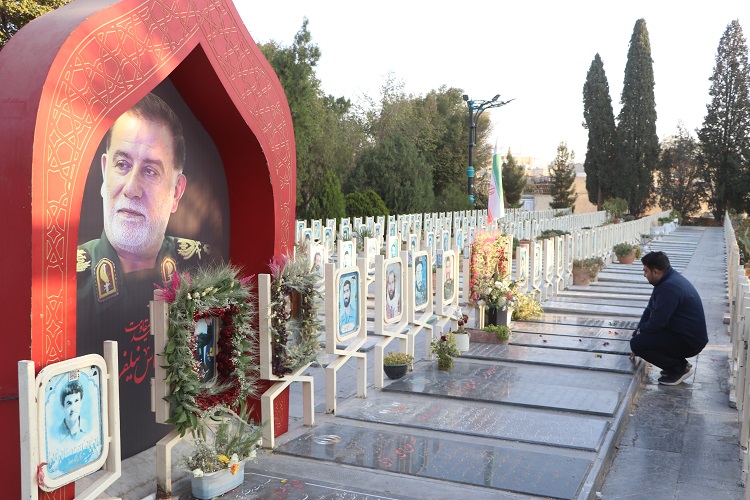 1368526-1 ادای احترام مدیرکل، کارکنان و کارشناسان ستادی کانون استان اصفهان به مقام شامخ شهدا