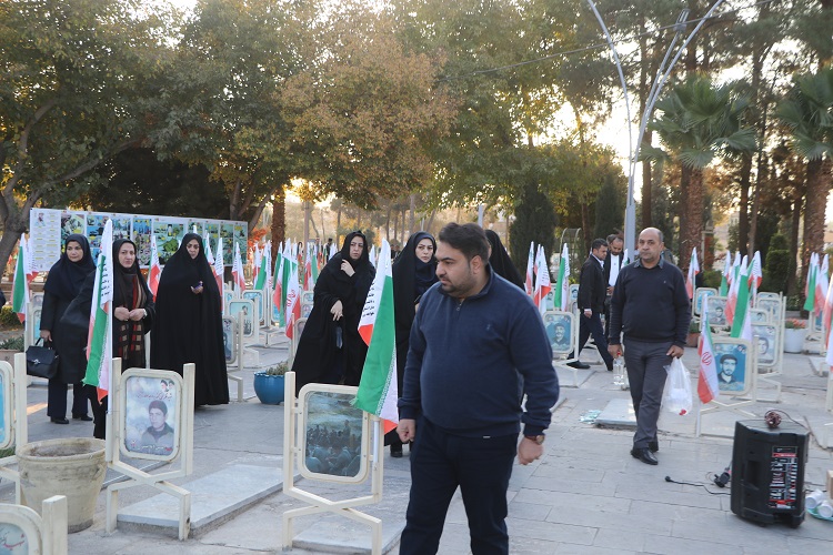 1368527-1 ادای احترام مدیرکل، کارکنان و کارشناسان ستادی کانون استان اصفهان به مقام شامخ شهدا