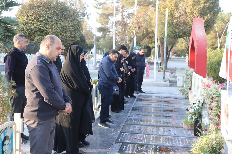 1368528-1 ادای احترام مدیرکل، کارکنان و کارشناسان ستادی کانون استان اصفهان به مقام شامخ شهدا