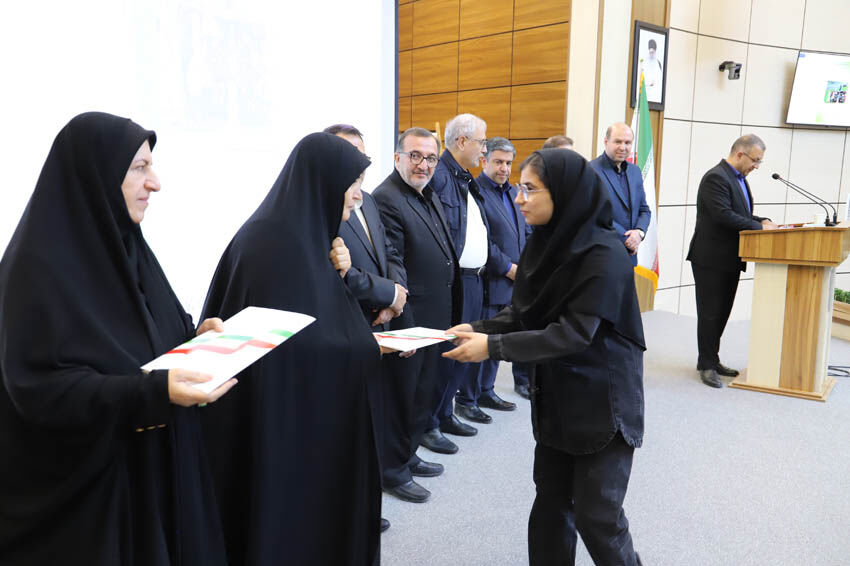 1368633-1 با حضور علی ربیعی دستیار اجتماعی رئیسجمهور، برندگان مسابقه نقاشی «مدرسهای به وسعت ایران» تقدیر شدند