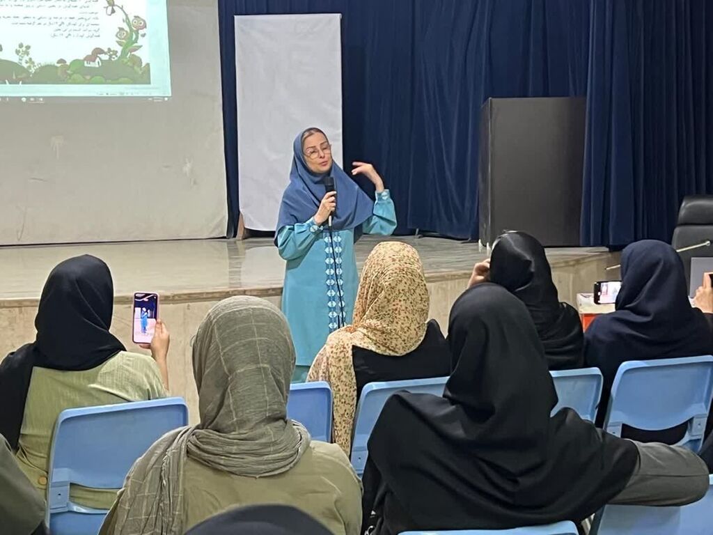 1368667-1 برگزاری کارگاه آموزش قصه و قصهگویی ویژه معلمان در مرکز شماره ۴ بندرعباس