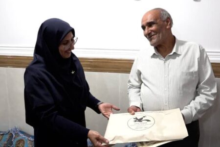 تقدیر کانون هرمزگان از مش‌قاسم عابدینی؛ سفیر کتاب در دهه ۶۰ در روستای فاریاب رودان