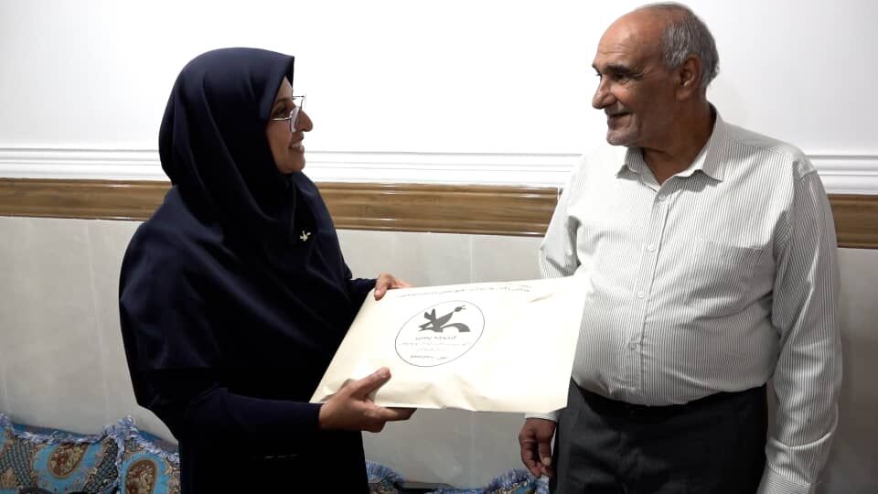 1368672-1 تقدیر کانون هرمزگان از مشقاسم عابدینی؛ سفیر کتاب در دهه ۶۰ در روستای فاریاب رودان