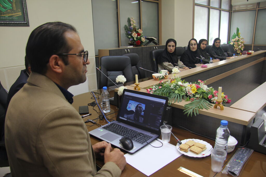 اسماعیل اله دادی/ مربیان به عنوان سفیران ادبیات فارسی، مسئول آشتی دادن نسل جدید با گنجینه‌های ادبی کشور هستند