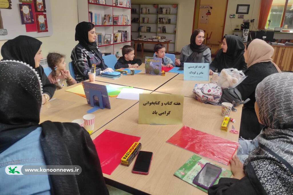 1368716-1 کارگاه کاردستی مادر و کودک در کانون بیجار بهمناسبت هفته کتاب و کتابخوانی