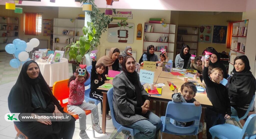 1368717-1 کارگاه کاردستی مادر و کودک در کانون بیجار بهمناسبت هفته کتاب و کتابخوانی