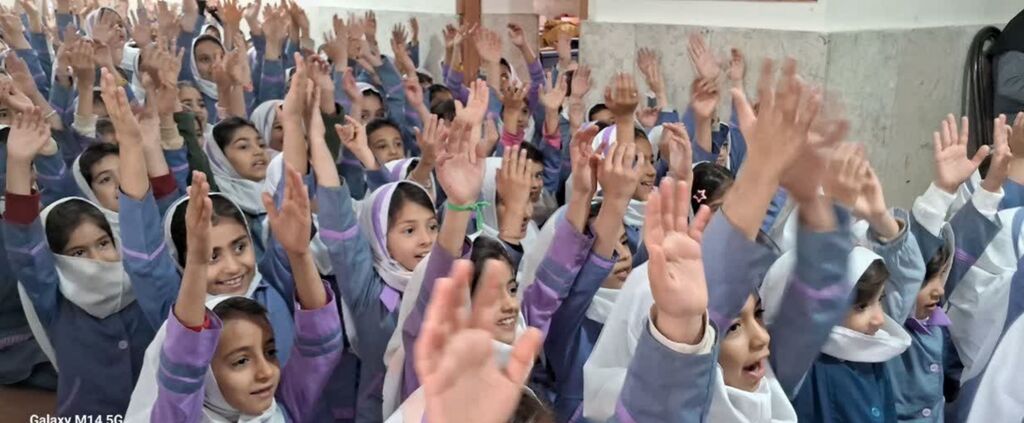 1368751-1 برگزاری جشن کتاب و نواختن زنگ مطالعه در کنگاور