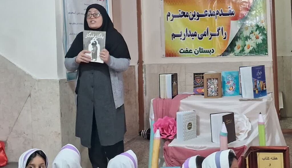 1368755-1 برگزاری جشن کتاب و نواختن زنگ مطالعه در کنگاور