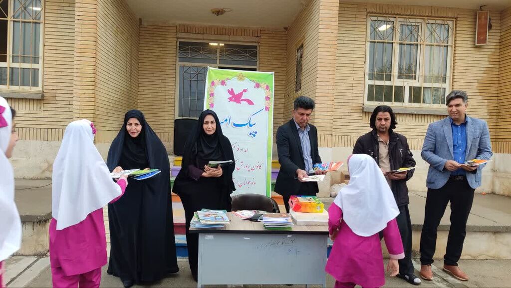 هفته کتاب و کتابخوانی درمدرسه سعدی روستای چشمه خزانه
