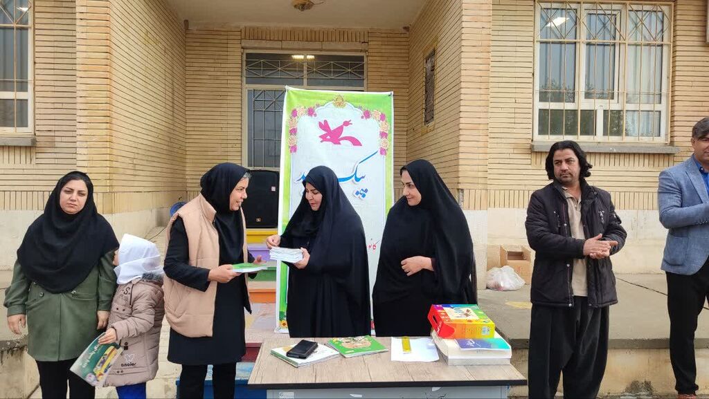 هفته کتاب و کتابخوانی درمدرسه سعدی روستای چشمه خزانه