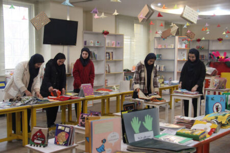 استقبال دانش‌آموزان هنرستان دانشوران از نمایشگاه کتاب‌های حسی‌ و لمسی کانون