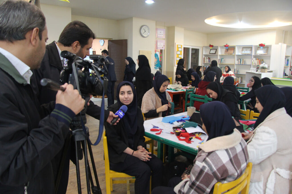 استقبال دانش‌آموزان هنرستان دانشوران از نمایشگاه کتاب‌های حسی‌ و لمسی کانون