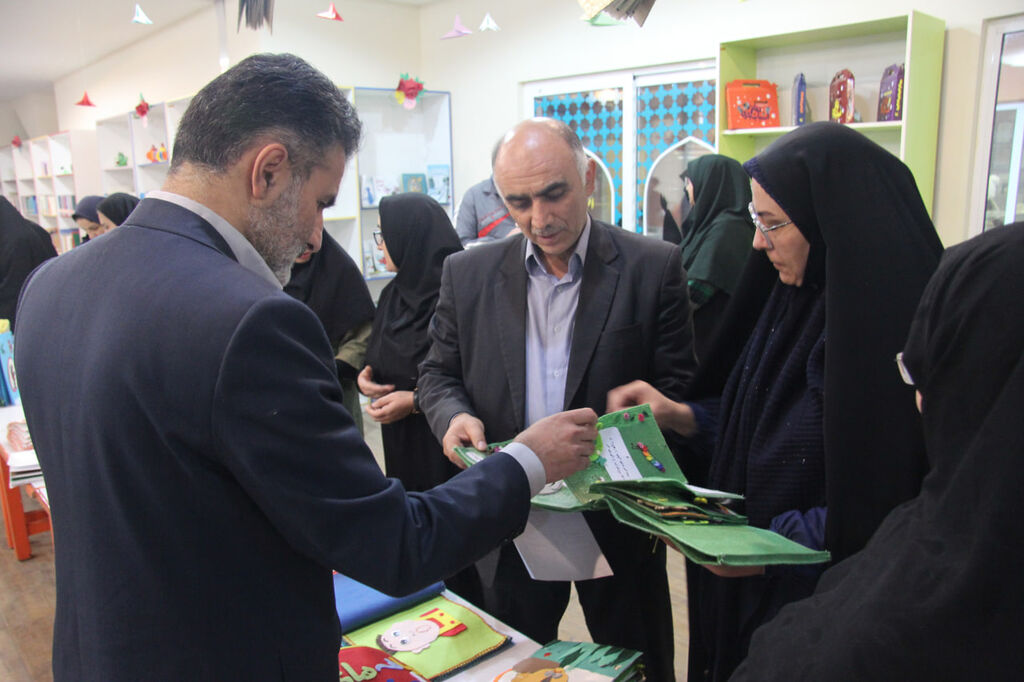 استقبال دانش‌آموزان هنرستان دانشوران از نمایشگاه کتاب‌های حسی‌ و لمسی کانون