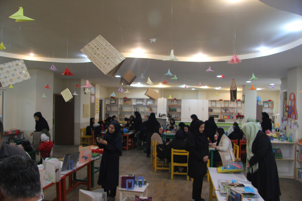 استقبال دانش‌آموزان هنرستان دانشوران از نمایشگاه کتاب‌های حسی‌ و لمسی کانون