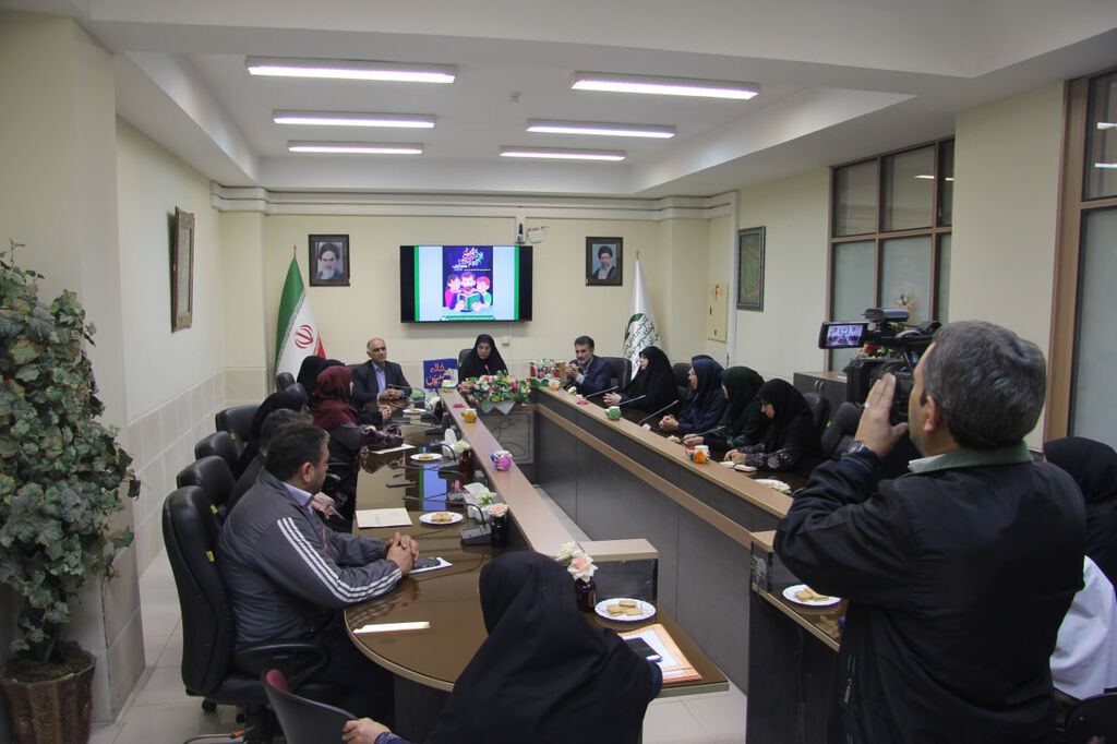 برگزاری نشست تخصصی آموزش ساخت کتاب‌های دست‌ساز «حسی‌ـ‌لمسی» و تجلیل از آثار برگزیده در کانون آذربایجان‌غربی