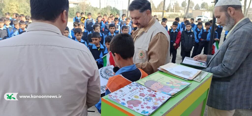 1368931-1 پرواز «هزار درنای کاغذی» بر بام مدارس گلستان