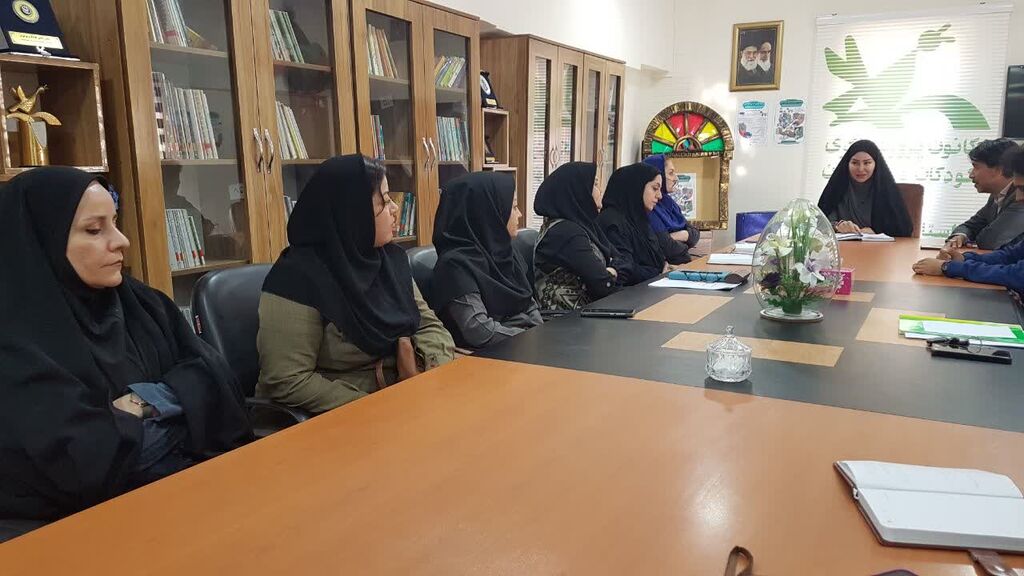 نشست هم‌اندیشی جشنواره ملی شعر نوجوان و نشان محبت در کانون کرمانشاه