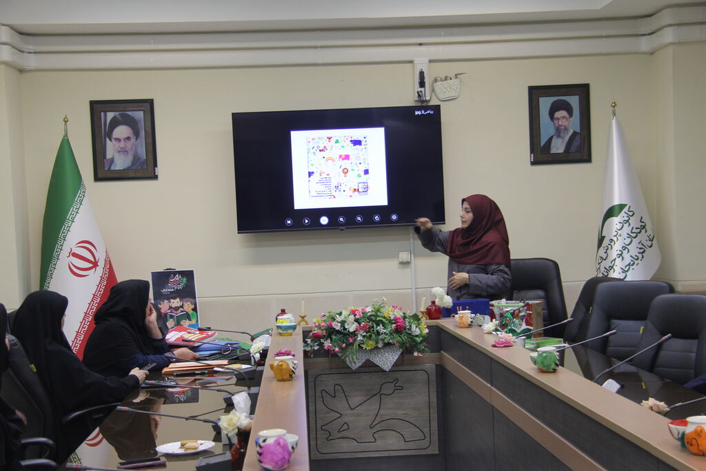 برگزاری نشست تخصصی آموزش ساخت کتاب‌های دست‌ساز «حسی‌ـ‌لمسی» و تجلیل از آثار برگزیده در کانون آذربایجان‌غربی