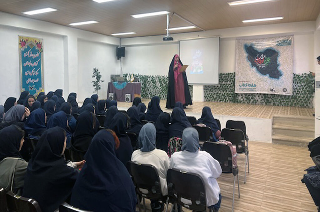 1369197-1 آغاز فصل روشنایی در هفته کتاب و کتابخوانی / دنیای یار مهربان میزبان نوجوانان انزلی شد