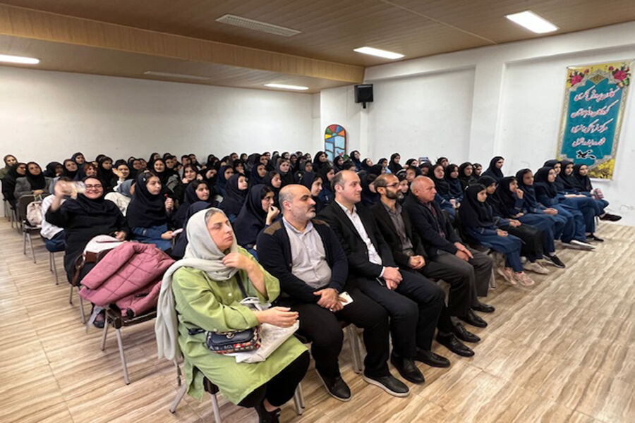 1369198-1 آغاز فصل روشنایی در هفته کتاب و کتابخوانی / دنیای یار مهربان میزبان نوجوانان انزلی شد