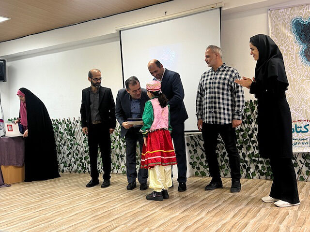 1369199-1 آغاز فصل روشنایی در هفته کتاب و کتابخوانی / دنیای یار مهربان میزبان نوجوانان انزلی شد