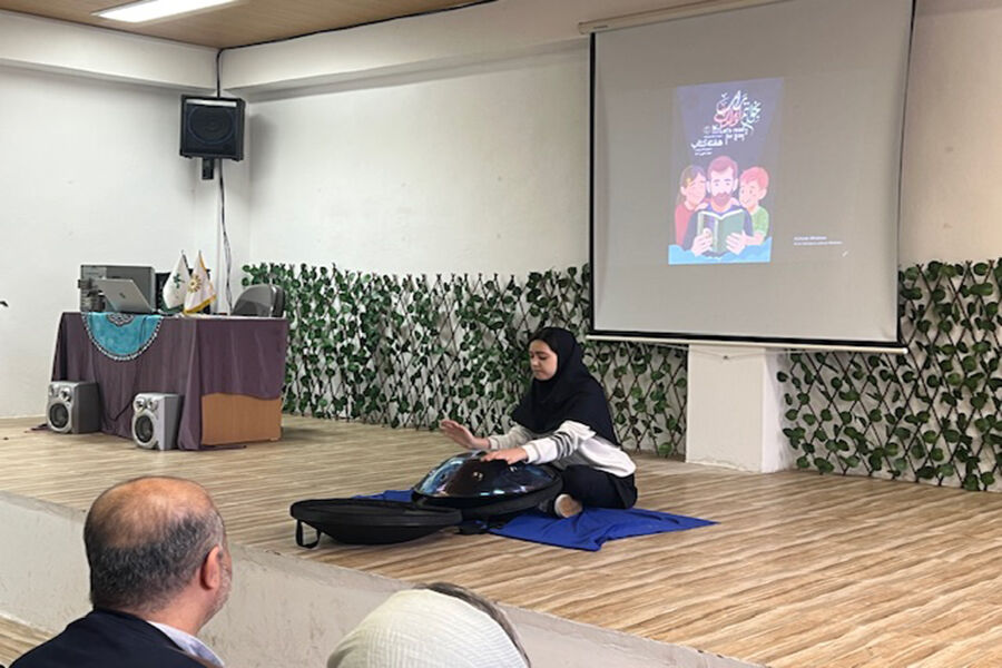 1369200-1 آغاز فصل روشنایی در هفته کتاب و کتابخوانی / دنیای یار مهربان میزبان نوجوانان انزلی شد