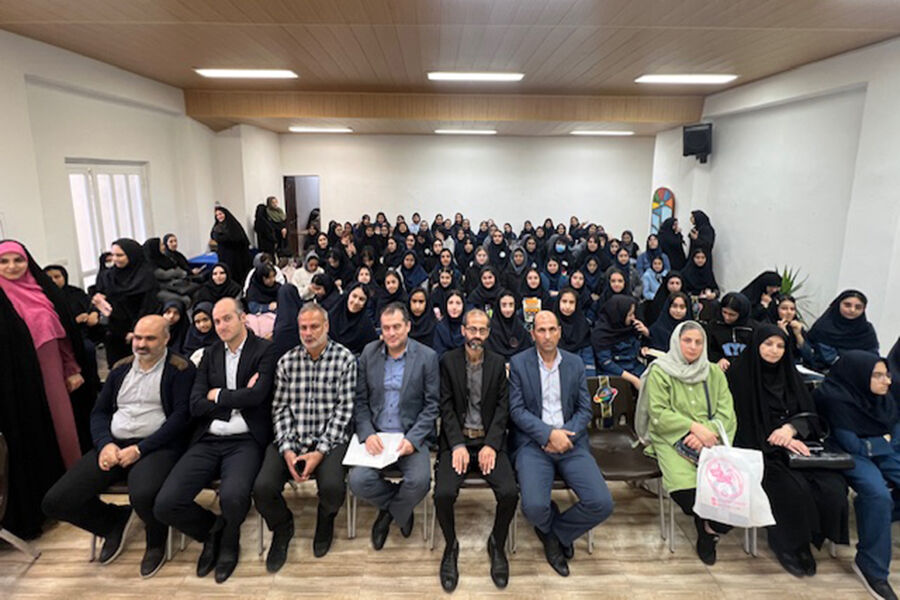 1369203-1 آغاز فصل روشنایی در هفته کتاب و کتابخوانی / دنیای یار مهربان میزبان نوجوانان انزلی شد