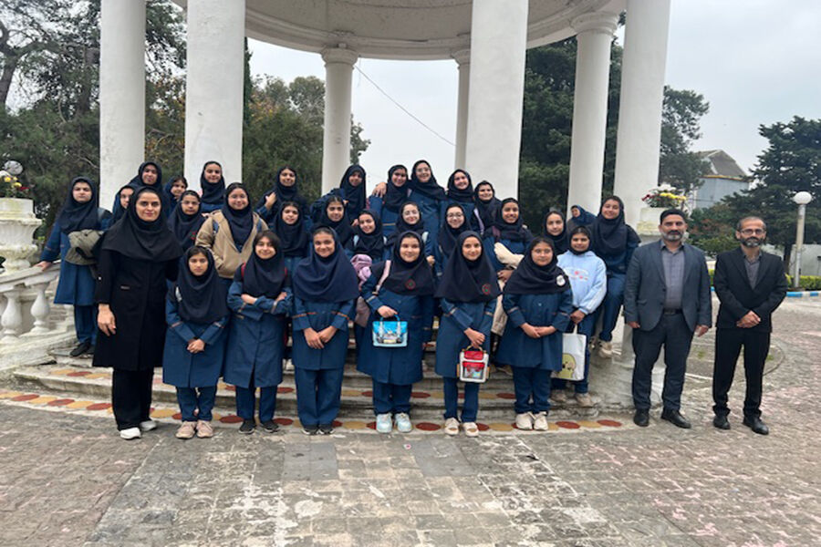 1369205-1 آغاز فصل روشنایی در هفته کتاب و کتابخوانی / دنیای یار مهربان میزبان نوجوانان انزلی شد