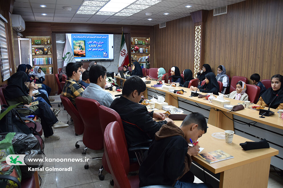 1369236-1 نشست معرفی و نقد کتاب «باغ کیانوش»