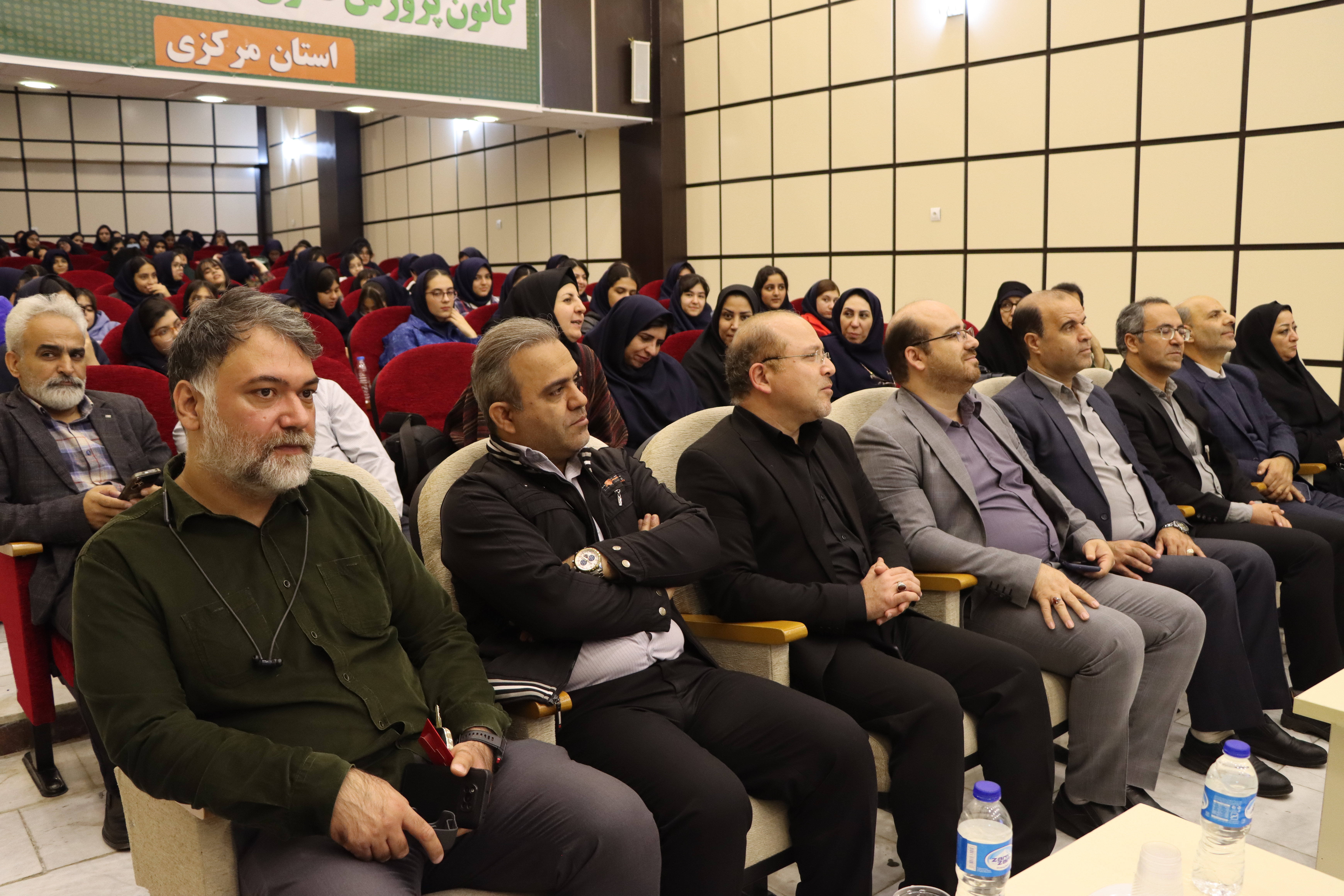 1369574-1 تیترها از تانک ها نمی ترسند