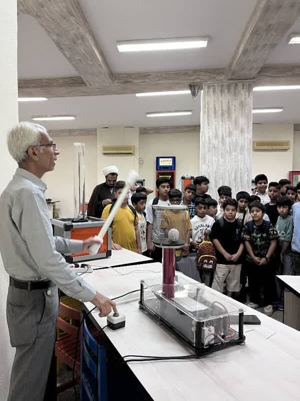 1369578-1 بازدید بیش از ۷۰۰ کودک از مرکز تخصصی علوم بندرعباس