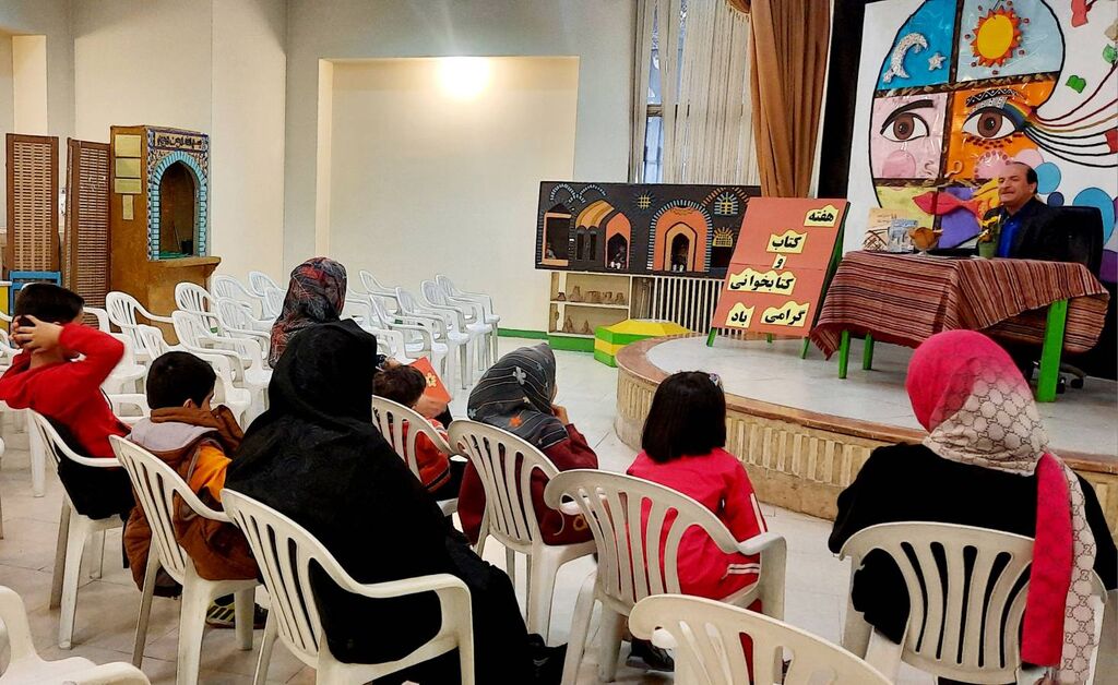 1369607-1 هفته کتاب با شعر جان گرفت