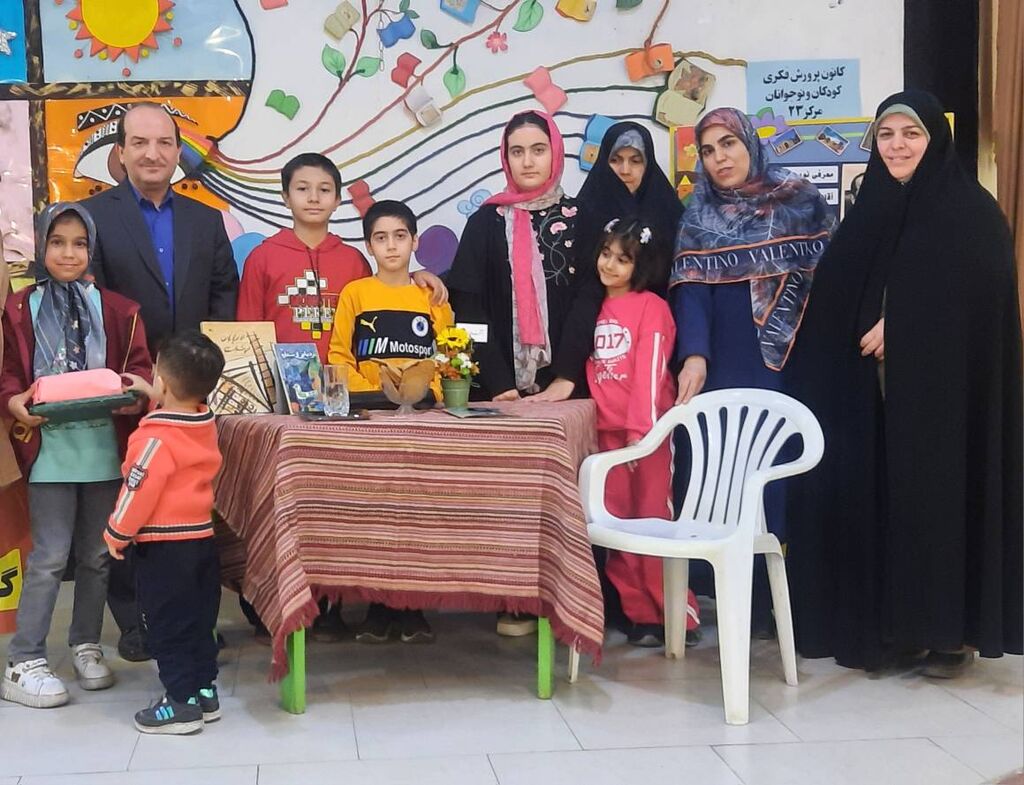 1369608-1 هفته کتاب با شعر جان گرفت