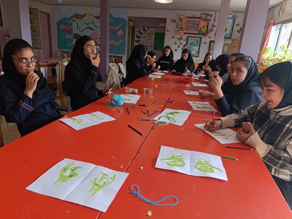 1369609-1 کانون مرکز آباده میزبان دانشآموز هنرستان هاجر در ویژهبرنامه هفته کتاب و کتابخوانی شد