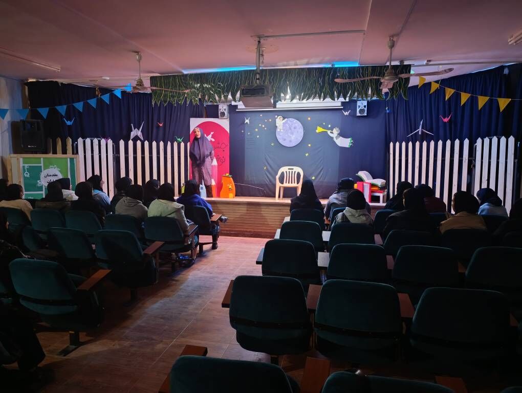 1369610-1 کانون مرکز آباده میزبان دانشآموز هنرستان هاجر در ویژهبرنامه هفته کتاب و کتابخوانی شد